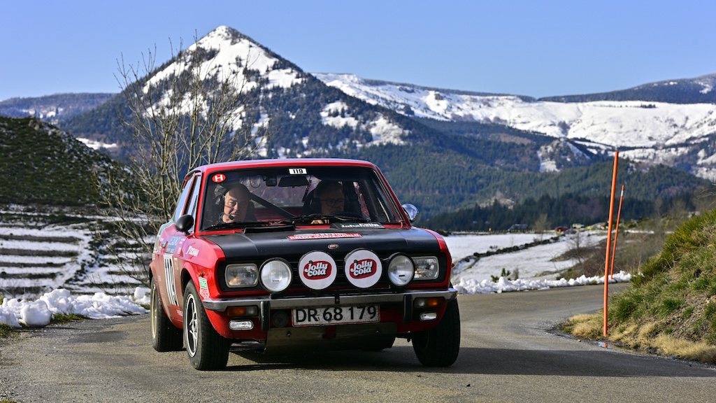 Lars Hindsgaul og Arne Pagh har haft en fin dag på de sydfranske bjergveje. De har kørt deres Fiat 128 Coupé fra 1972 frem fra nr. 55 til nr. 36 i Rallye Monte-Carlo Historique.
(Foto: Michael Eisenberg)